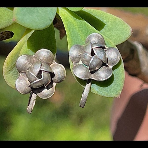Vintage Sterling Silver Floral Earrings. - Picture 4 of 7
